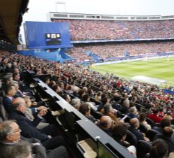 Su Majestad el Rey y Su Alteza Real la Princesa de Asturias en el palco del Estadio Vicente Calderón, acompañados por las autoridades asistentes al pa