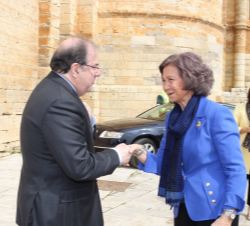 Doña Sofía recibe el saludo del presidente de la Junta de Castilla y León, Juan Vicente Herrera