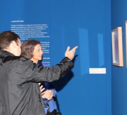 Doña Sofía durante su recorrido por la exposición