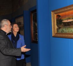 Su Majestad la Reina Doña Sofía atiende las explicaciones del comisario de la exposición, José Ángel Rivera