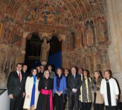 Doña Sofía junto a las autoridades asistentes