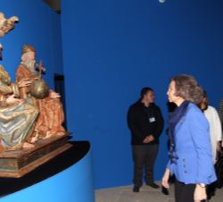 Doña Sofía durante su recorrido por la exposición