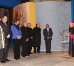 Doña Sofía atiende las palabras del obispo de Zamora, Gregorio Martínez Sacristán