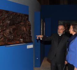 Doña Sofía atiende las explicaciones del comisario de la exposición