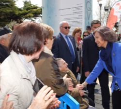 Doña Sofía saluda a los ciudadanos que acudieron a recibirla