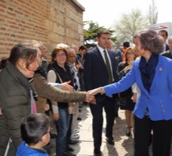 Doña Sofía saluda a los ciudadanos que acudieron a recibirla