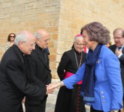 Doña Sofía recibe el saludo del obispo de Ávila y presidente de la Fundación "Las Edades del Hombre"