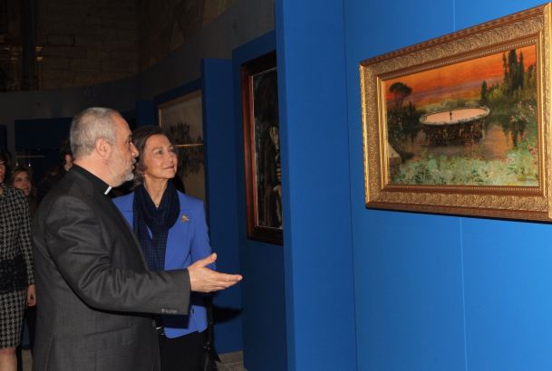 Su Majestad la Reina Doña Sofía atiende las explicaciones del comisario de la exposición, José Ángel Rivera