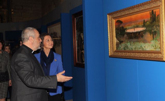 Su Majestad la Reina Doña Sofía atiende las explicaciones del comisario de la exposición, José Ángel Rivera