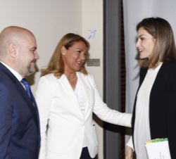Su Majestad la Reina recibe el saludo de la secretaria de Estado de Servicios Sociales e Igualdad, Susana Camarero