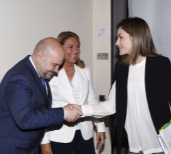 Su Majestad la Reina saluda al presidente del Comité Español de Representantes de Personas con Discapacidad, Luis Cayo Pérez