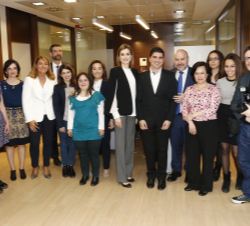 Fotografía de grupo de Su Majestad la Reina con un grupo de trabajadores del CERMI