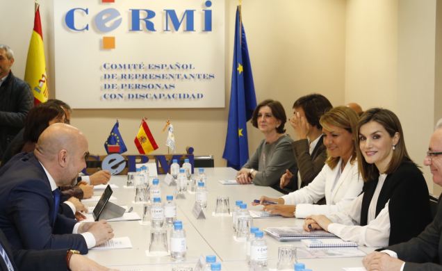 Su Majestad la Reina durante la reunión de trabajo del CERMI