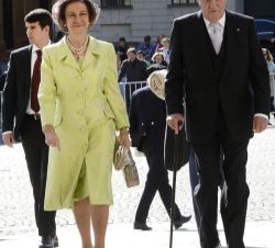 Sus Majestades los Reyes Don Juan Carlos y Doña Sofía se dirigen hacia la Capilla del Palacio Real de Estocolmo
