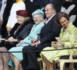 Sus Majestades los Reyes Don Juan Carlos y Doña Sofía, junto a la Princesa Beatriz de Holanda y la Reina Margarita de Dinamarca, durante el desarrollo