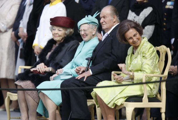 Sus Majestades los Reyes Don Juan Carlos y Doña Sofía, junto a la Princesa Beatriz de Holanda y la Reina Margarita de Dinamarca, durante el desarrollo