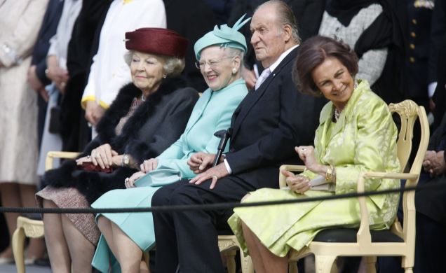 Sus Majestades los Reyes Don Juan Carlos y Doña Sofía, junto a la Princesa Beatriz de Holanda y la Reina Margarita de Dinamarca, durante el desarrollo