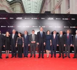 Sus Majestades los Reyes acompañados por las autoridades asistentes al acto a su llegada al Palacio de Cibeles