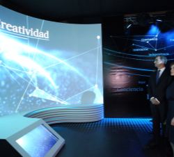 Don Felipe y Doña Letizia durante su recorrido por la exposición del 40 aniversario de El País