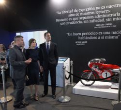 Don Felipe y Doña Letizia en una de salas durante su recorrido por la muestra