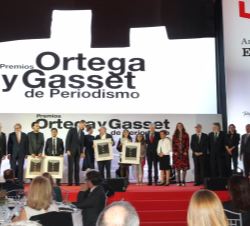 Sus Majestades los Reyes con los premiados y con los miembros del jurado