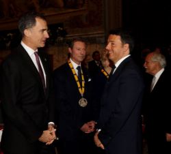 Su Majestad el Rey conversa con el primer ministro de la República Italiana, Matteo Renzi