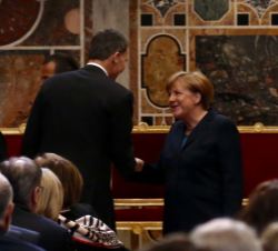 Don Felipe recibe el saludo de la canciller federal de la República Federal de Alemania, Angela Merkel