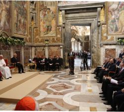 Su Majestad el Rey en la Sala Regia durante la ceremonia de entrega del "Premio Internacional Carlomagno de Aquisgrán" 2016