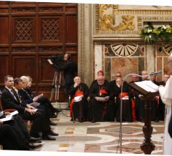 Su Majestad el Rey durante la intervención de Su Santidad del Papa Francisco, tras recibir el galardón