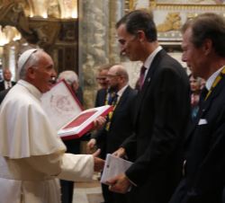 Su Majestad el Rey recibe el saludo de Su Santidad el Papa Francisco
