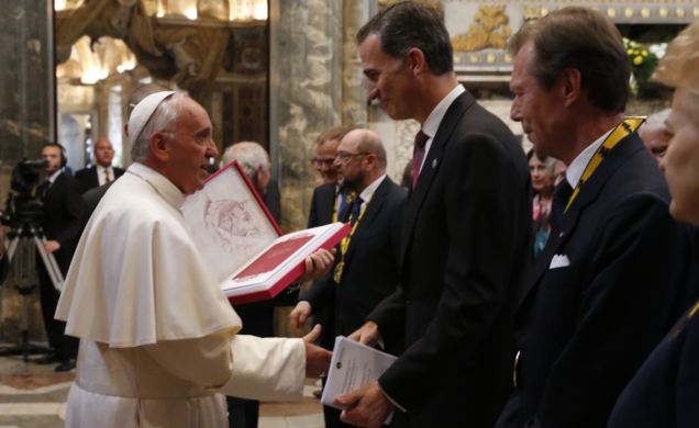 Su Majestad el Rey recibe el saludo de Su Santidad el Papa Francisco