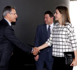 Su Majestad la Reina a su llegada al acto recibe el saludo del presidente de Cruz Roja Española, Francisco Javier Senent, en presencia del presidente 