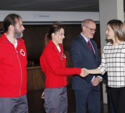 Su Majestad la Reina a su llegada al acto saluda a un grupo de voluntarios de Cruz Roja en Albacete