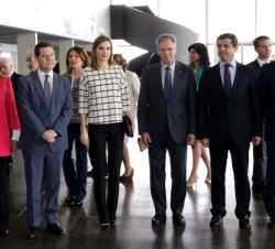Fotografía de grupo de Su Majestad la Reina con las autoridades