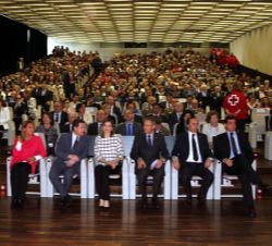 Su Majestad la Reina en primera fila de asientos del auditorio del Palacio de Congresos de Albacete