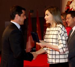 Su Majestad la Reina entrega la Medalla de Oro al alcalde de Albacete, Javier Cuenca