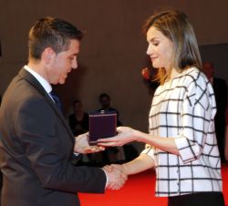 Su Majestad la Reina entrega la Medalla de Oro al presidente de la Diputación Provincial de Albacete, Santiago Cabañero