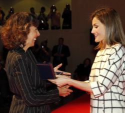 Su Majestad la Reina entrega la Medalla de Oro a Maite Arango, presidenta de Ashoka España