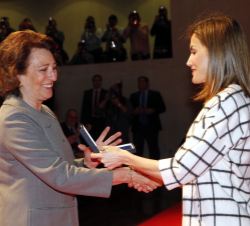 Su Majestad la Reina entrega la Medalla de Oro a Isabel Oriol Díaz de Bustamante, presidenta de la Asociación Española Contra el Cáncer (AECC)