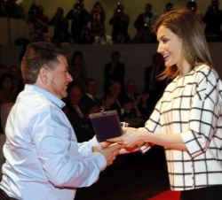 Su Majestad la Reina entrega la Medalla de Oro a Pedro Manuel Molina, presidente de la Asociación Cultural Gitana Vencedores de Sevilla