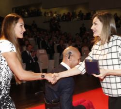 Su Majestad la Reina entrega la Medalla de Oro a los deportistas David Casinos, Sarai Gascón y Richard Oribe