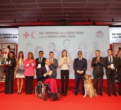 Fotografía de grupo de Su Majestad la Reina con las autoridades y los galardonados