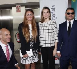 Su Majestad la Reina con los deportistas David Casinos, de lanzamiento de peso, disco y martillo, y Sarai Gascón y Richard Oribe, de natación
