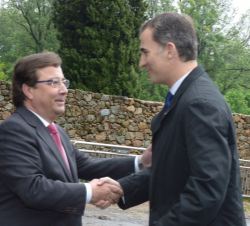 Su Majestad el Rey recibe el saludo del presidente de la Junta de Extremadura, Guillermo Fernández Vara
