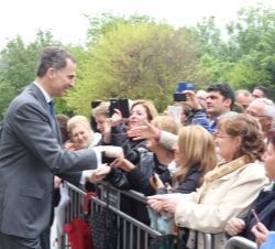 Su Majestad el Rey recibe el cariño del público congregado a su llegada al Monasterio de Yuste