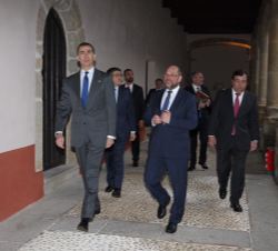 Don Felipe, junto al presidente del Parlamento Europeo, Martin Schulz, en el claustro del Monasterio de Yuste