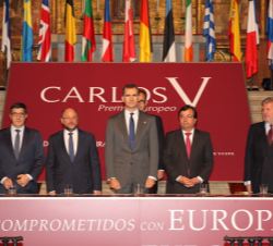 Su Majestad el Rey en la mesa presidencial