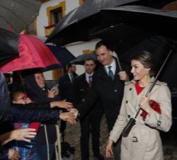 Sus Majestades los Reyes a su llegada a la localidad sevillana de La Rinconada