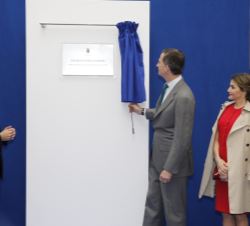 Su Majestad el Rey descubre una placa conmemorativa de su visita