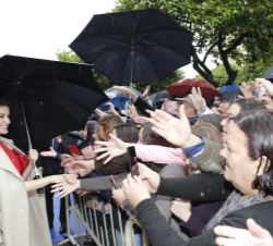 Doña Letizia saluda al público congregado en las inmediaciones del Ayuntamiento de La Rinconada